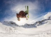 爱游戏体育官网-逆袭的序章，红牛二队历史性碾压，佩雷兹惊艳四座改写F1叙事