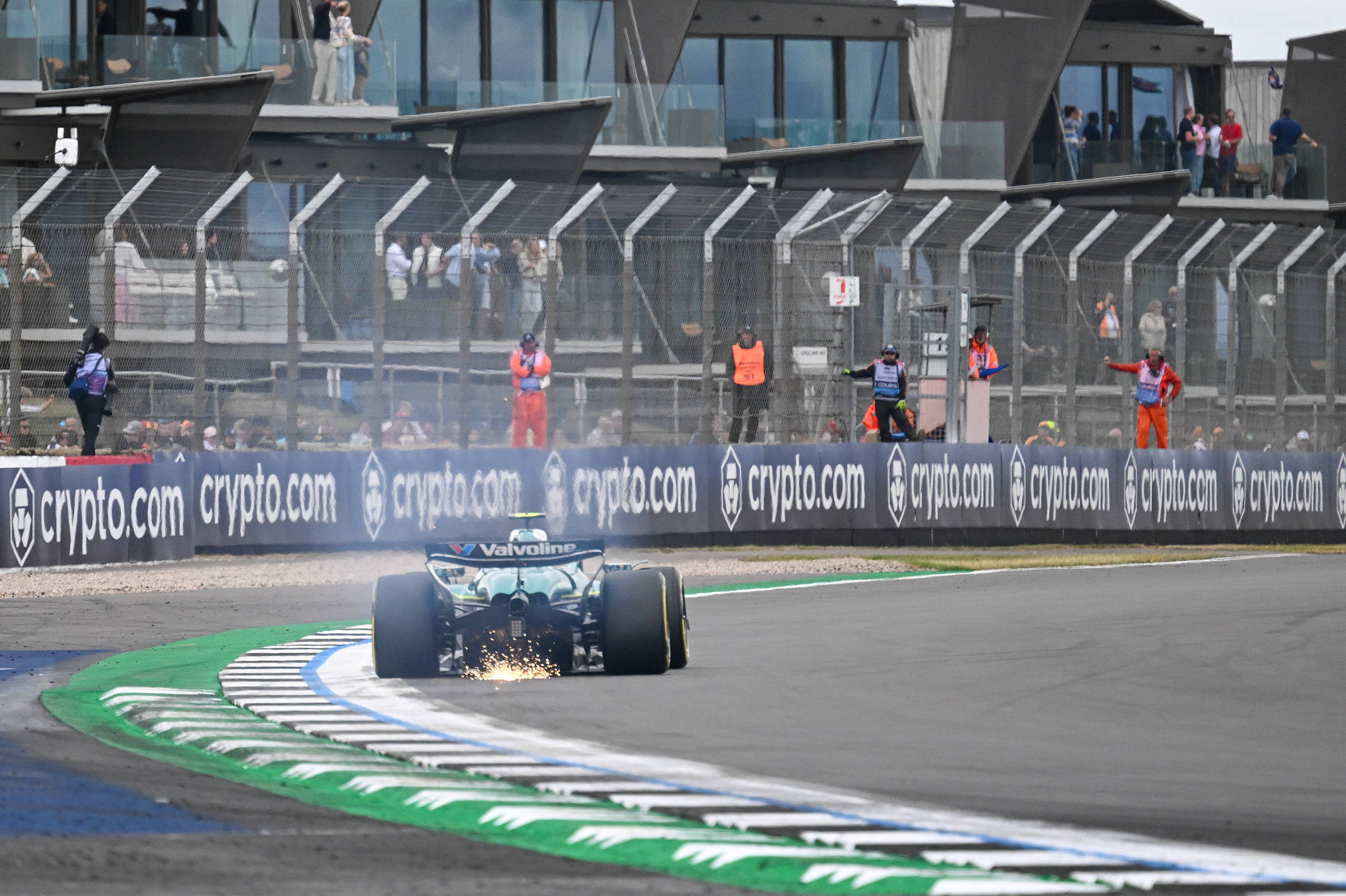 梅赛德斯翻盘红牛二队，汉密尔顿高光表现