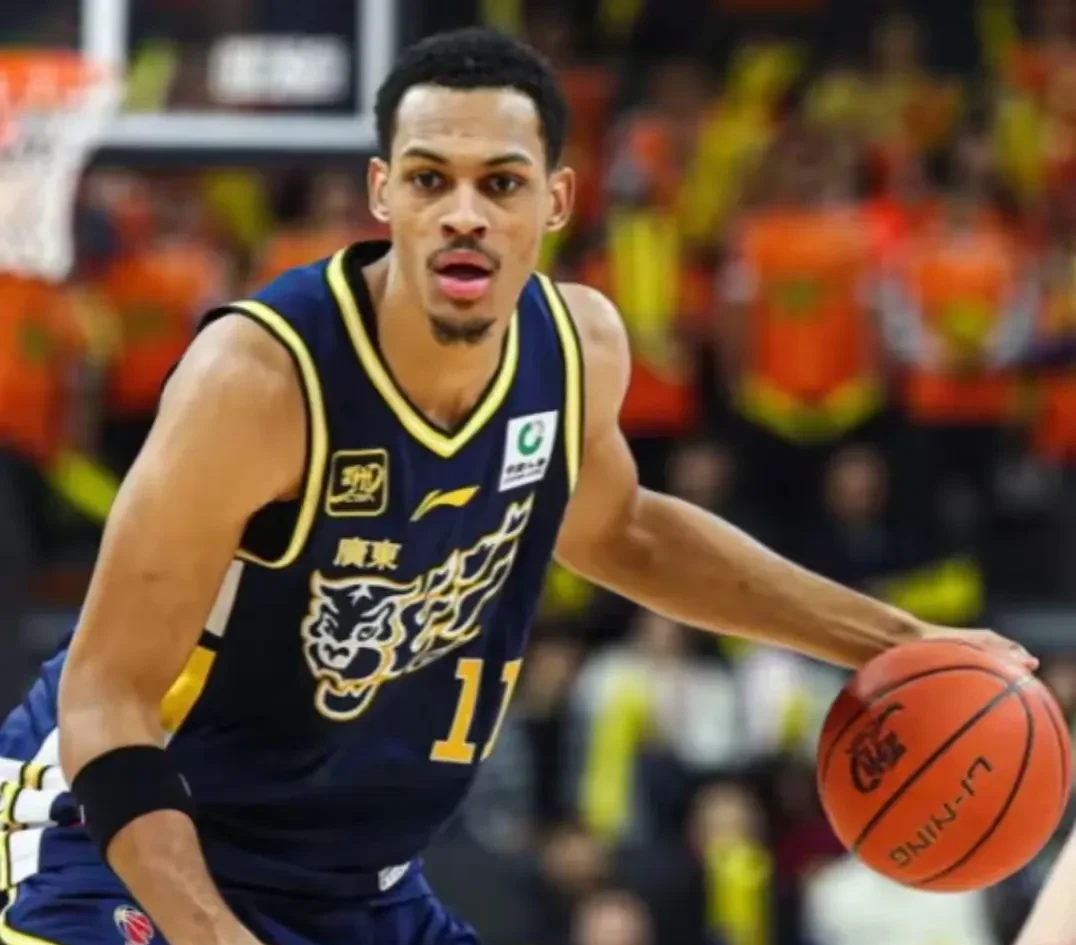 爵士轻取广州队，范弗利特关键制胜