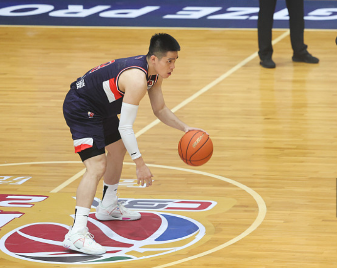 爵士轻取广州队，范弗利特关键制胜