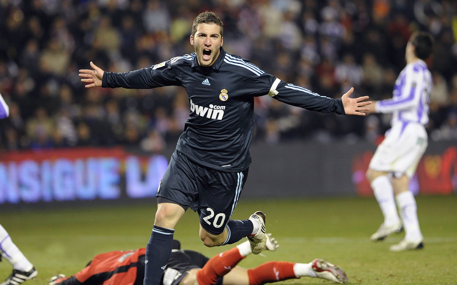 欧冠淘汰赛焦点战，深圳队节奏掌控广东队